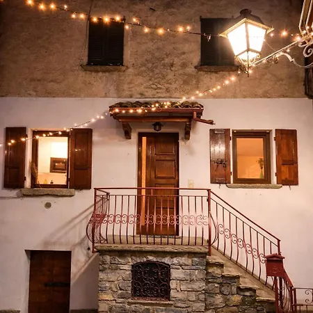 Courtyard Nook - Apartment Sala Comacina